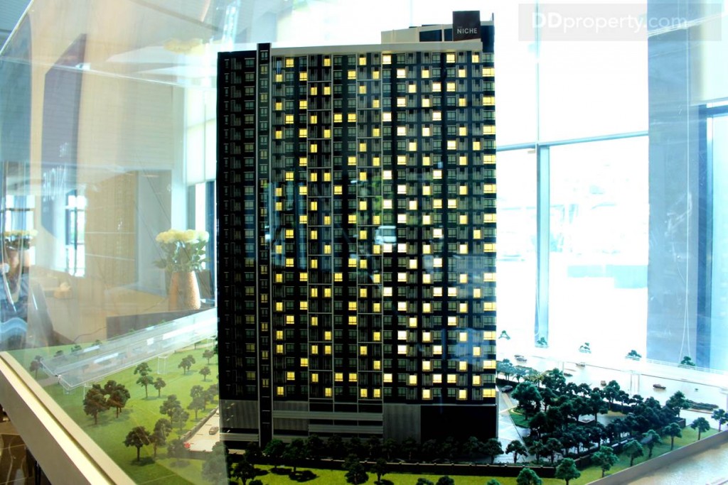 ทิศตะวันตก หันไปทางโรงพยาบาลเกษมราษฎร์ ประชาชื่น