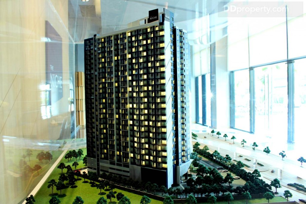 ทิศตะวันตกเฉียงใต้หันเข้าหาถนนประชาชื่น