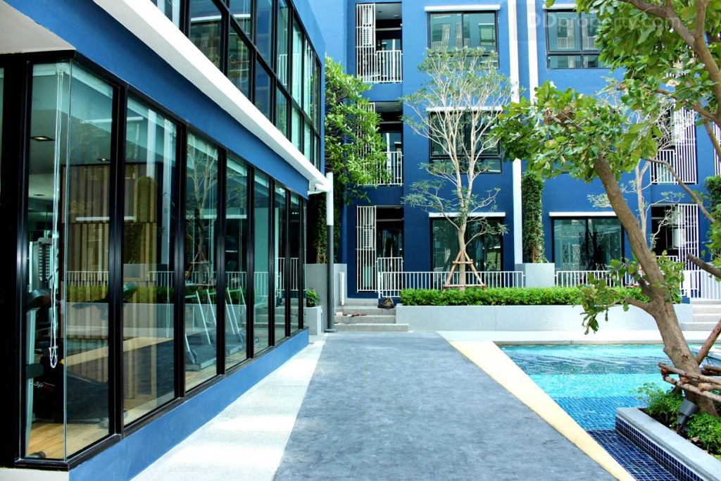 อาคารฟิตเนสชั้นล่าง ห้องนั่งเล่นและห้องสมุดบริเวณชั้นบนของพื้นที่ส่วนกลางบริเวณระหว่างทั้ง 2 อาคาร