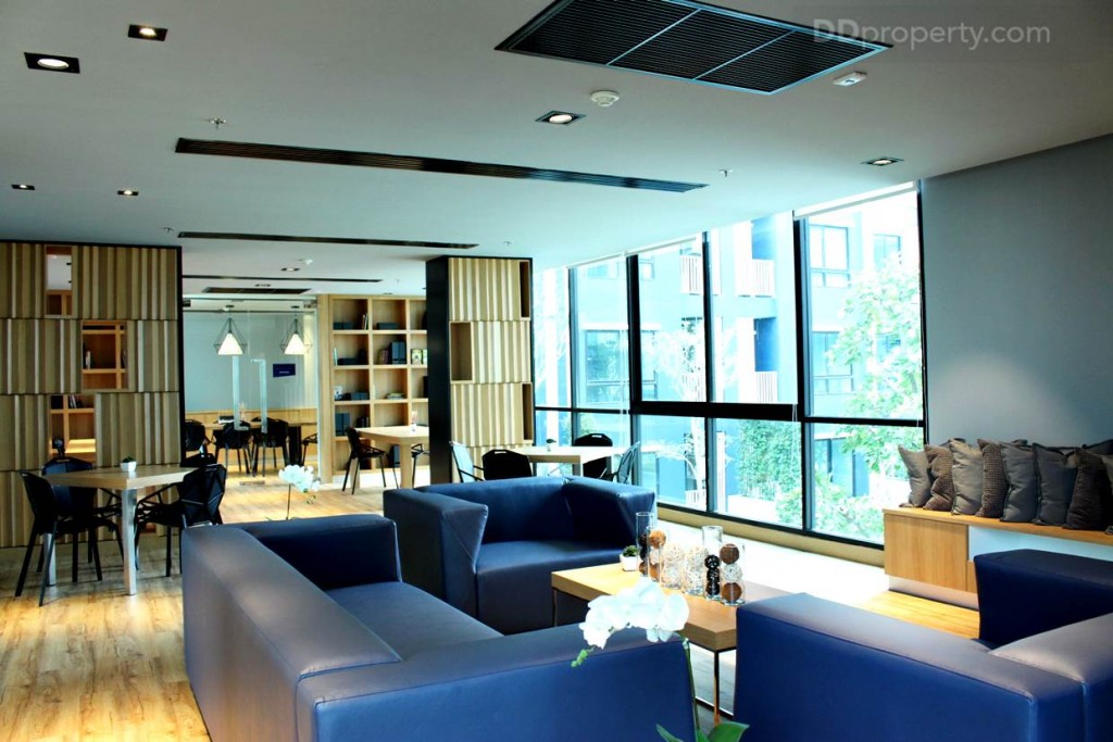 ชั้น 2 เป็นห้องสมุด ห้องนั่งเล่น