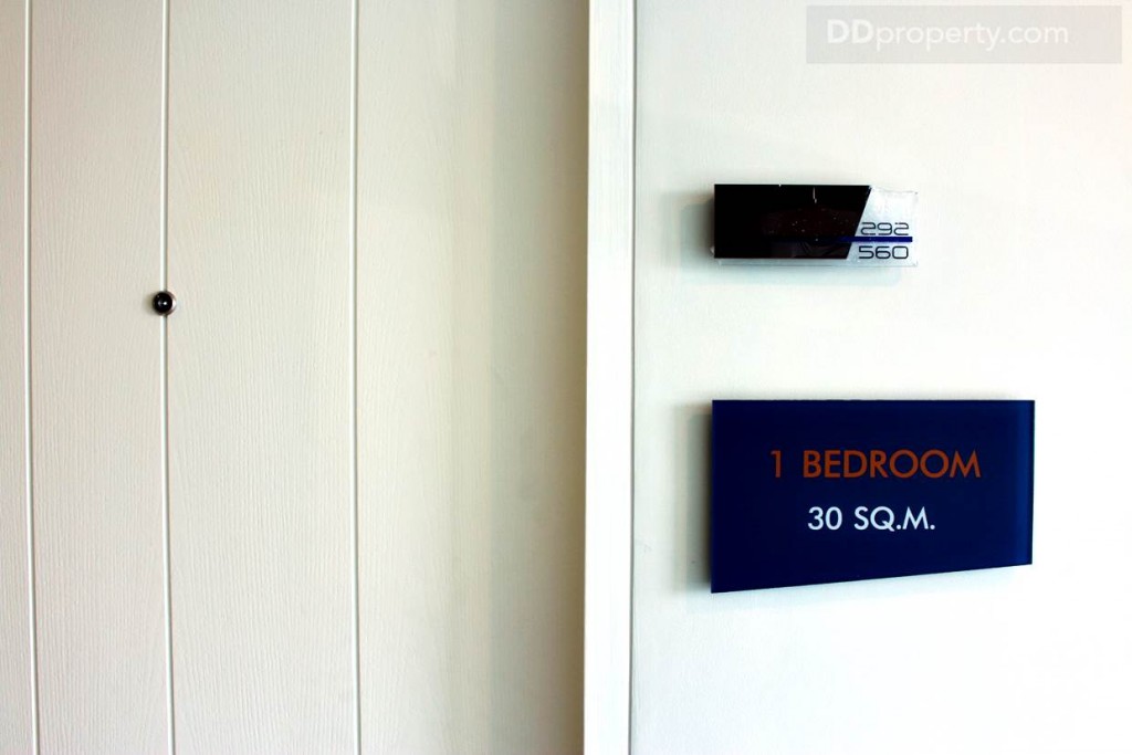 ประตูทางเข้า เป็นวงกบไม้ บานประตู HDF ที่ดูสวยงามมีสไตล์