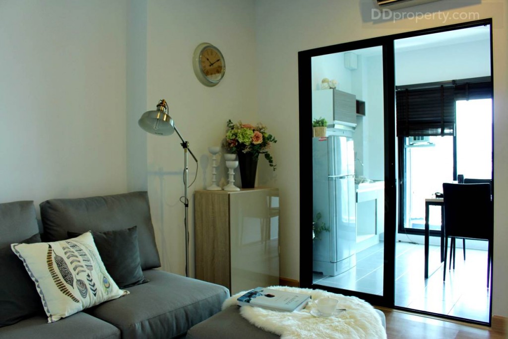 พื้นที่ห้องนั่งเล่นกว่า 3.4 เมตรโดยประมาณกับความสูงของเพดานที่ไม่ต่ำว่า 2.4 เมตร ทำให้ห้องดูโปร่งมากทีเดียว