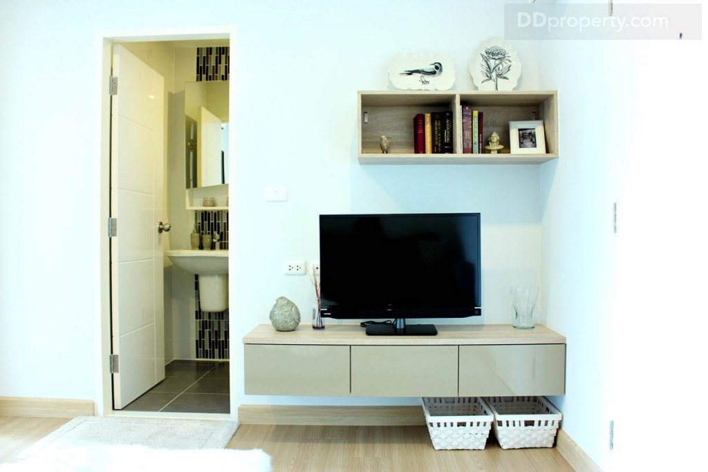 ด้านขวาของห้องเป็นชั้นวางทีวีแบบบิลท์อินแบบลอยตัว ท็อปด้วยลามิเนตสีขาวดูสวยงามสะอาดตา