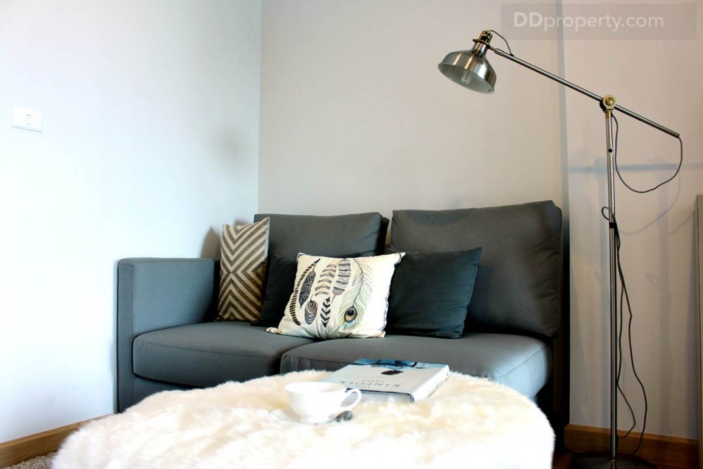 โซฟาของโครงการที่แถมมากับห้องเป็นแบบ 2 ที่นั่งออกแบบมาให้เฉพาะโครงการ วางเข้ามุมนุ่มสบาย