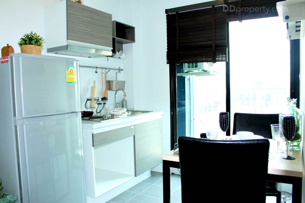 การที่มีฉากกั้นห้องครัวเพื่อป้องกันกลิ่นเข้าห้องนั่งเล่น ตามสไตล์ครัวนอกซึ่งเหมาะกับคนชอบทำอาหาร