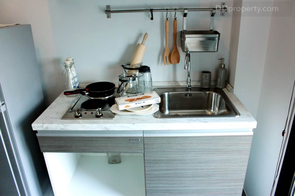 ชุดครัวบิลท์อิน ท็อปด้วยกระเบื้องลายหินอ่อนให้ความสวยงามดูแลรักษาง่าย