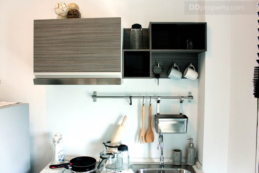 ชุดครัวเป็นของโมเดิร์นฟอร์ม หรือเทียบเท่า มีทั้งเตาไฟฟ้า เครื่องดูดควัน อ่าง และก๊อกน้ำ