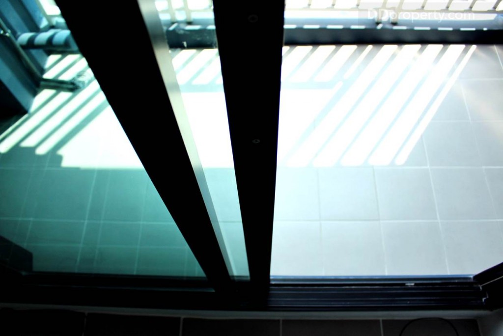 ฉากกันเป็นอลูมิเนียมดำพร้อมกระจกใสเขียวตัดแสง ช่วยเรื่องของลดความร้อนจากแสงแดดและกันเสียงได้พอสมควร