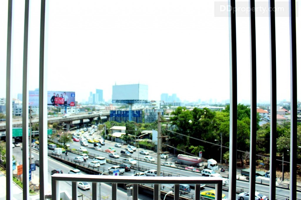 กั้นระเบียงด้วยแนวระแนงเพื่อความสวยงาม