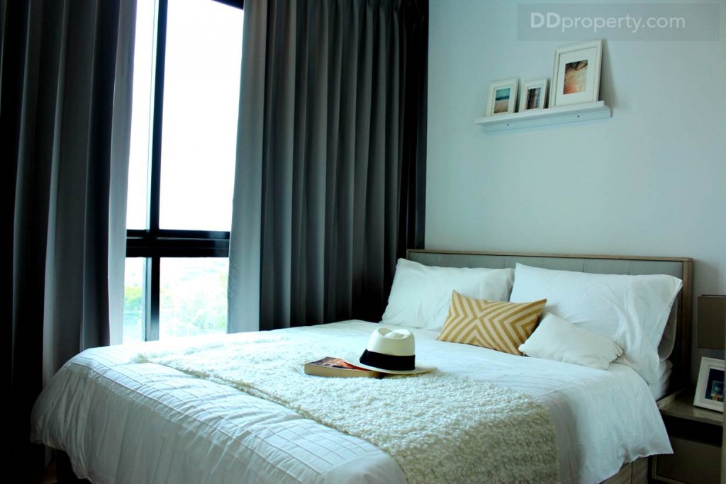 มุมมองภายในห้องนอนดูโปร่งจากความสูงของตัวห้อง 2.5 เมตร