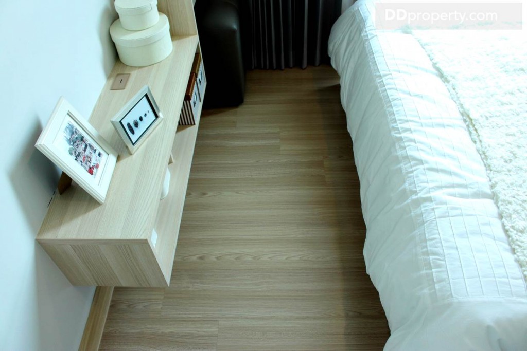 พื้นที่ว่างด้านปลายเตียงกว้างพอประมาณ พร้อมชั้นวางทีวีบิลท์อินแบบลอยตัว