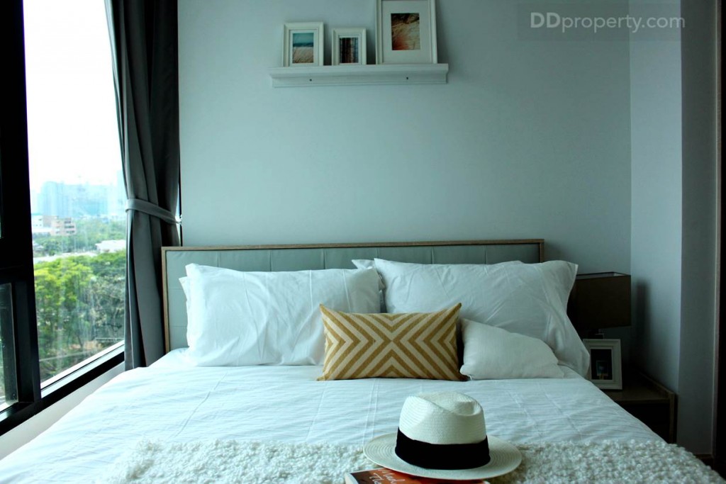 เตียงขนาด 5 ฟุต กำลังดีสำหรับห้องขนาดนี้ ถ้าเป็น 6 ฟุต คงจะดูแน่นเกินไป