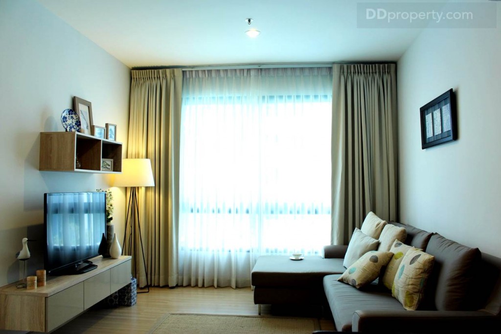 ด้วยความกว้างของห้องพร้อมหน้าต่างบานใหญ่ทำให้ห้องนั่งเล่นโปร่งมาก