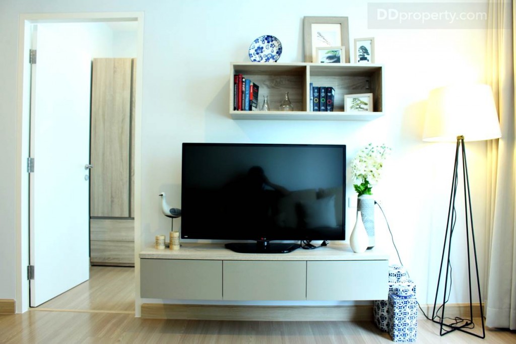 ชั้นวางทีวีแบบบิลท์อินเหมือนกับทุกห้องแต่การที่ห้องนี้มีขนาดที่กว้างกว่าทำให้ดูแปลกนิดๆ หากทำให้ชั้นวางทีวียาวเต็มพื้นที่ผนังไปเลย น่าจะดูลงตัวกว่า