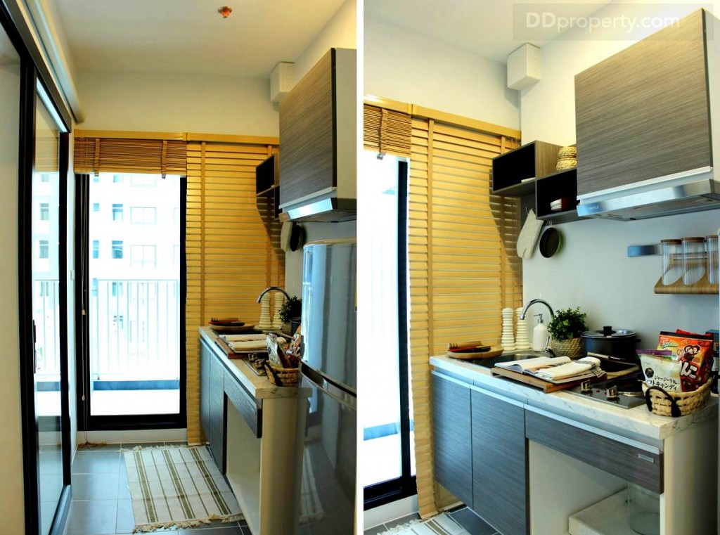 พื้นที่ห้องครัวอยู่ด้านขวามือ หลังห้องนั่งเล่น จัดเรียงเป็นแนวยาวชิดกำแพง มีฉากกันกลิ่นเข้าห้องนั่งเล่น