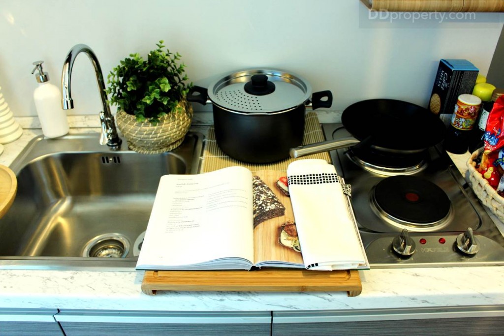 ชุดครัวเป็นของโมเดิร์นฟอร์ม หรือเทียบเท่า มีทั้งเตาไฟฟ้า เครื่องดูดควัน อ่าง และก๊อกน้ำ