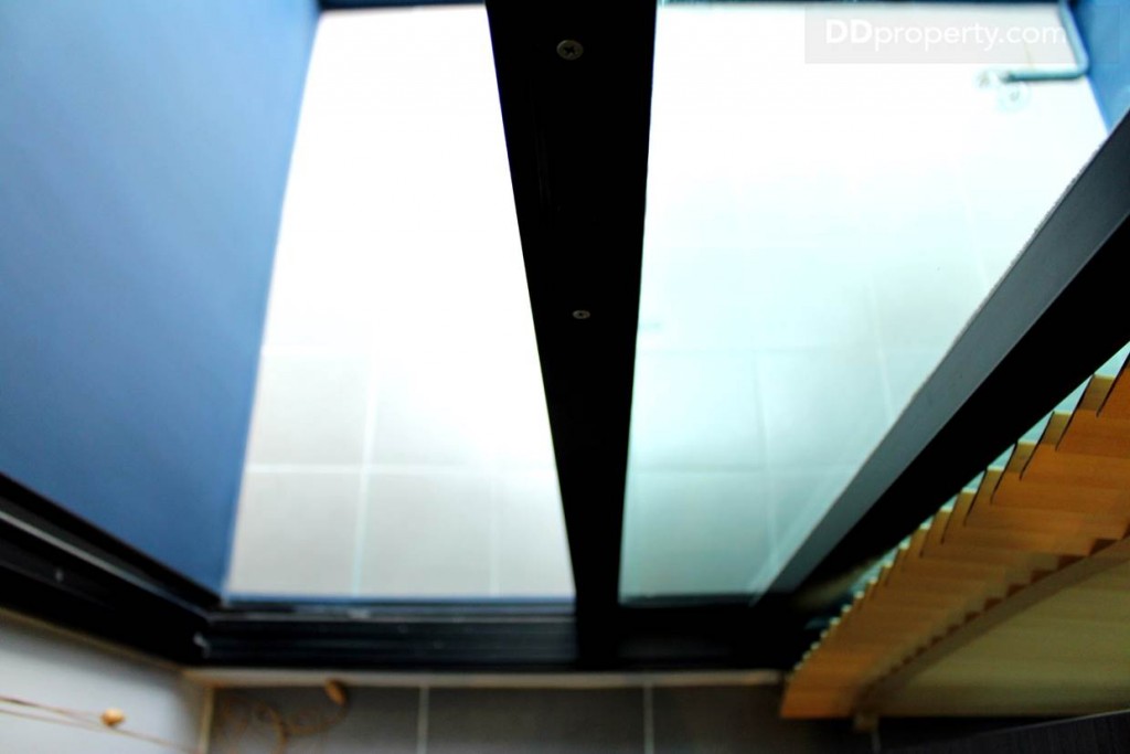 ประตูบานเลื่อนเป็นกระจกใสเขียวตัวแสงและเป็นอีกหนึ่งตัวช่วยในการระบายกลิ่น