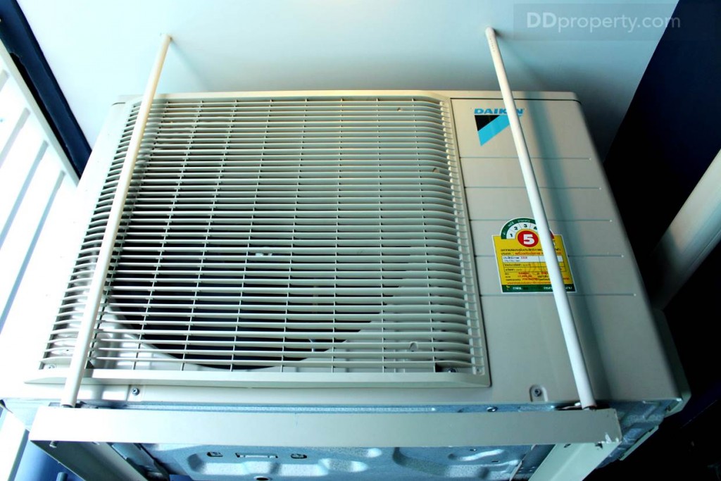 คอมเพรสเซอร์แอร์ยแขวนลอยบริเวณระเบียงเช่นกัน