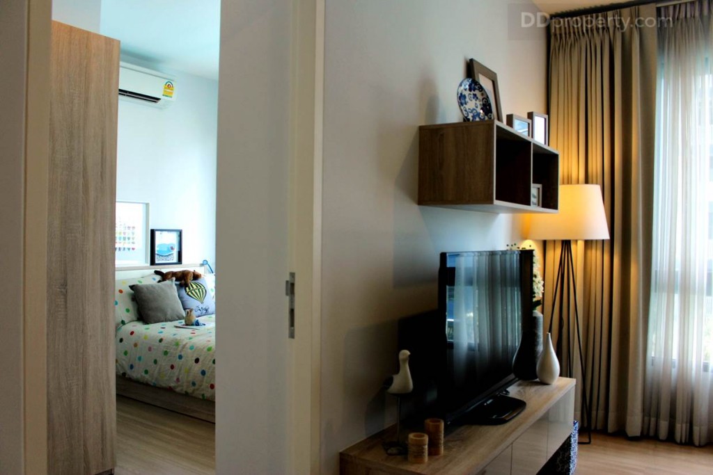 ห้องนอนเล็กอยู่ด้านหลังทีวี ไม่ต้องห่วงเรื่องเสียงเพราะใช้ผนังก่ออิฐฉาบเรียบทาสีช่วนในเรื่องการเก็บเสียง