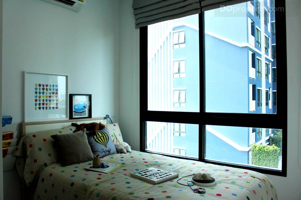 ห้องนอนเล็ก ดูกว้างขึ้นจากหน้าต่างบานใหญ่สามารถเปิดปิดได้