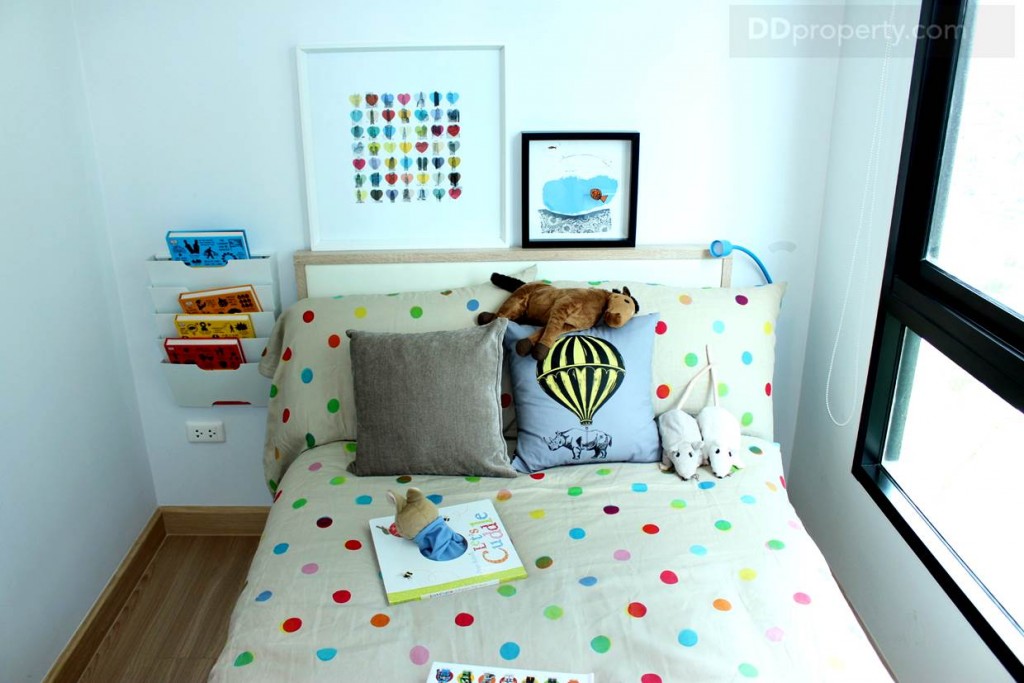 จากขนาดเตียง 3.5 ฟุต ทำให้รู้ว่าห้องมีขนาดจำกัด เหมาะสำหรับผู้อาศัยที่เป็นเด็กเล็กหรือคนตัวเล็ก