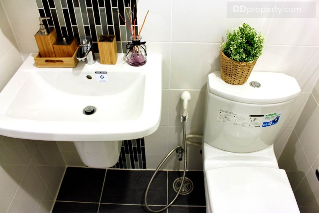 สุขภัณฑ์เป็นของ Kohler ตามแบบมาตรฐาน ของโครงการ