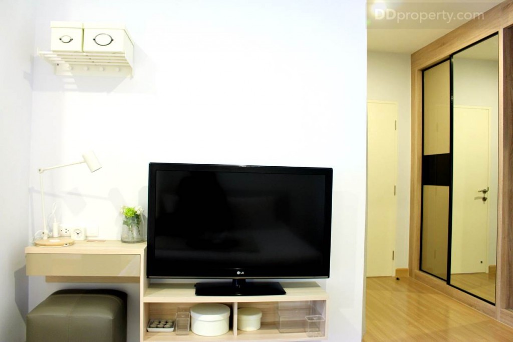 ด้านหน้าเตียงยังมีการบิลท์อินชั้นวางทีวี แต่ดูจากขนาดของที่แต่งหน้าแล้ว สาวๆ คงยึดเป็นที่แต่งหน้ามากกว่าวางทีวี