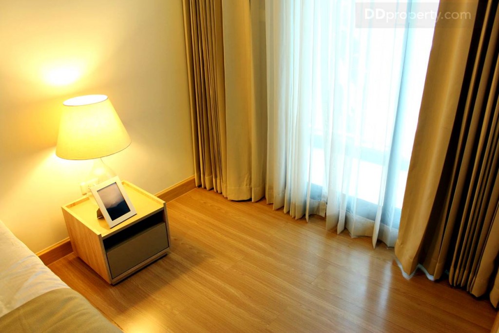 บริเวณข้างเตียงเหลือพื้นที่ค่อนข้างกว้าง สามารถเอาโซฟาเบด หรือโต๊ะทำงานได้ตามใจชอบ