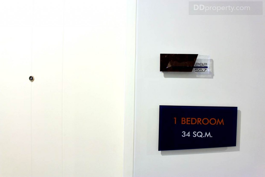 ประตูทางเข้า เป็นวงกบไม้ บานประตู HDF ไม่ต่างกันกับห้องอื่นๆ เป็นแบบมาตรฐานของโครงการ