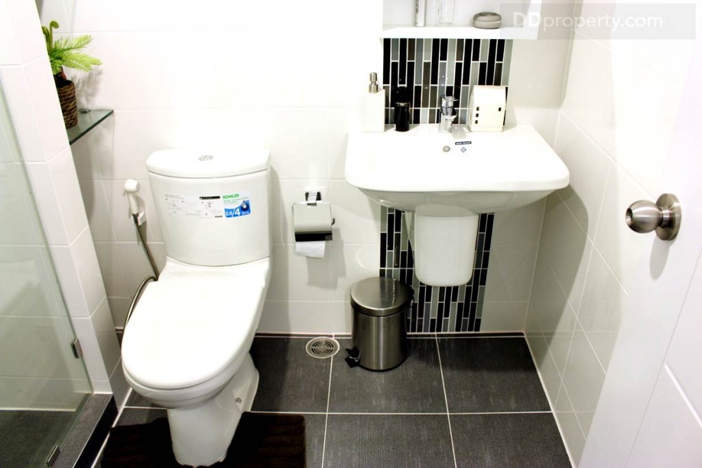 ชุดสุขภัณฑ์เป็นของ Kohler หรือเทียบเท่า เน้นโทนสีขาวสะอาดตา