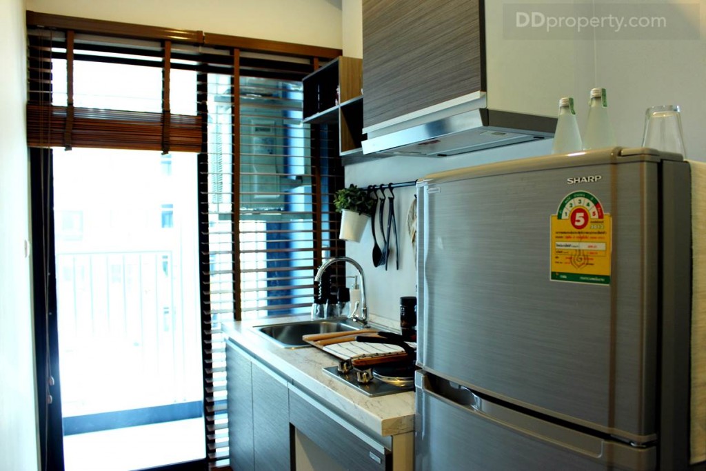 กลับมายังโซนห้องครัวเป็นแนวยาวชิดกำแพงตามรูปทรงของพื้นที่