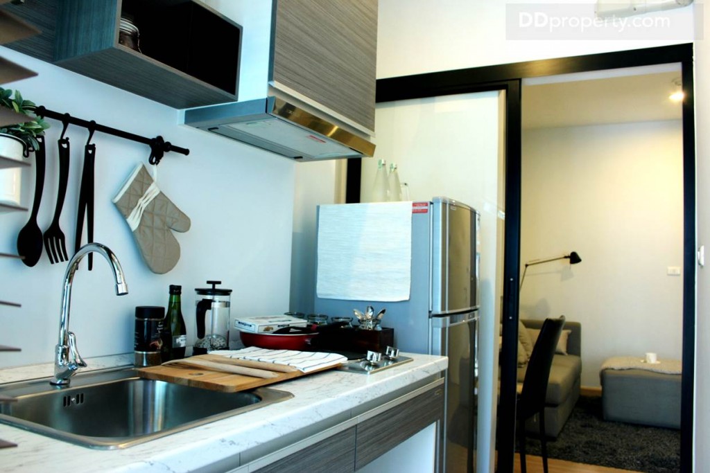 ชุดครัวเป็นของโมเดิร์นฟอร์ม หรือเทียบเท่า มีทั้งเตาไฟฟ้า เครื่องดูดควัน อ่าง และก๊อกน้ำ ท็อปด้วยกระเบื้องลานหินอ่อน