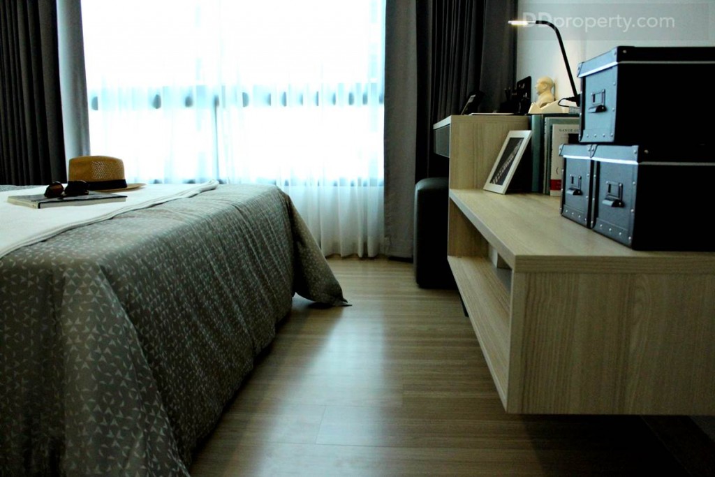 พื้นที่ว่างด้านปลายเตียงทำอะไรไม่ได้มากนัก  มีเพียงชั้นวางของแบบลอยตัวติดตั้งที่บิวท์อินมาให้พร้อมกับห้อง