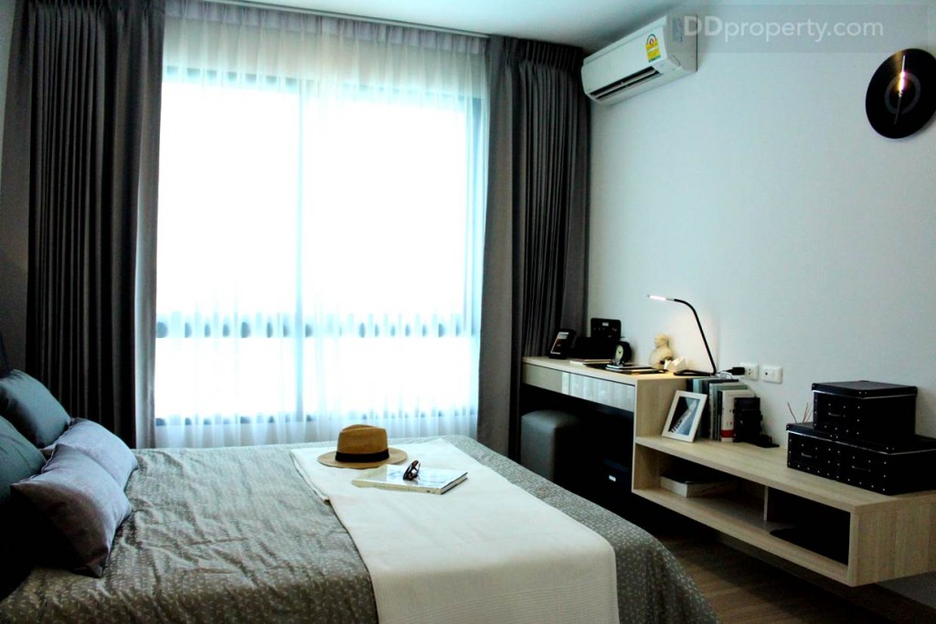 ชั้นวางทีวีบิลท์อินแบบลอยตัวเป็นแนวยาวชิดกำแพงไปเป็นที่นั่งแต่งหน้า หรือโต๊ะทำงานก็ได้