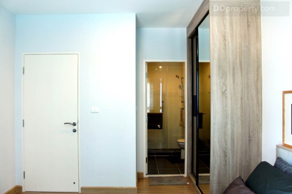 ตู้เสื้อผ้าขนาดใหญ่ชิดกำแพงแนวนอน เพื่อเปิดทางให้เดินไปเข้าห้องน้ำจากห้องนอนได้สะดวก