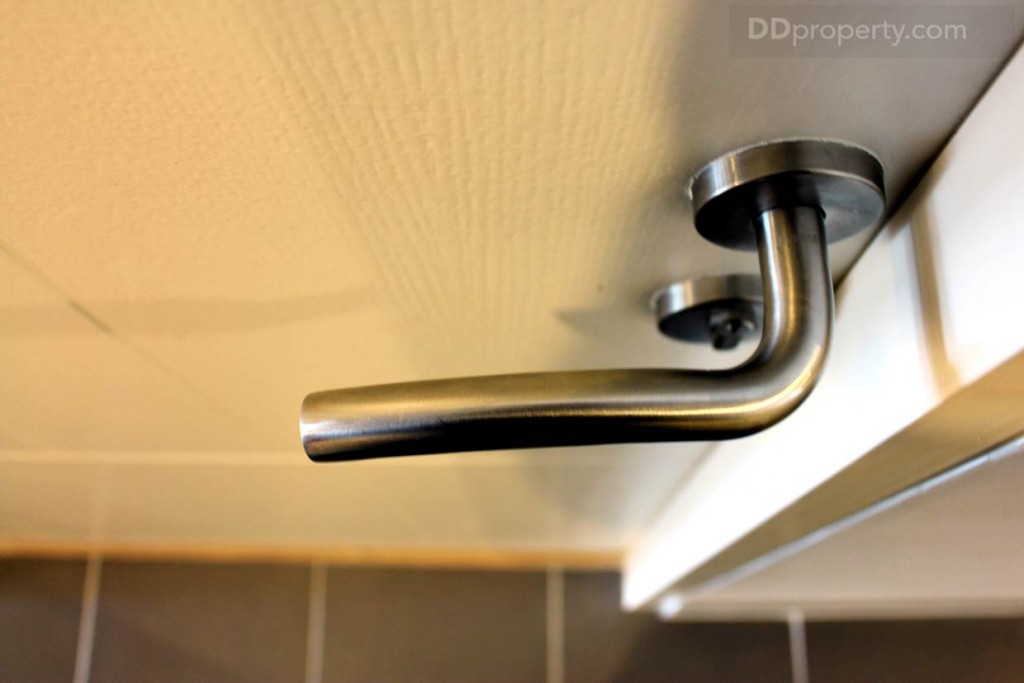 ประตูทางเข้าเป็นวงกบไม้ บานประตู HDF เช่นเดียวกับแบบอื่นๆ ตามมาตรฐานของโครงการ พร้อมด้ามจับ