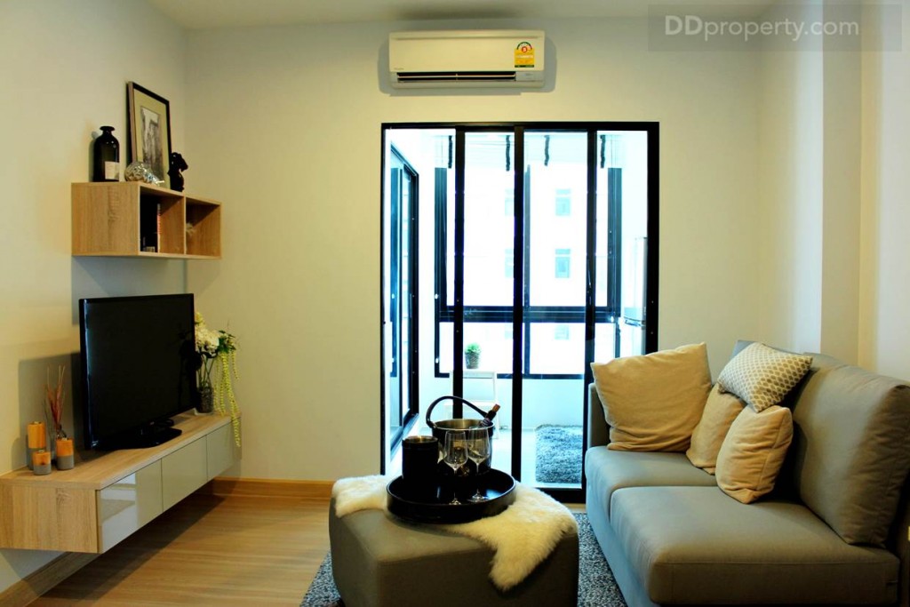 ห้องนี้มีรูปแบบแปลนที่แตกต่างจากห้องอื่น โดยมีโซนห้องนั่งเล่นอยู่ด้านในติดกับห้องครัว