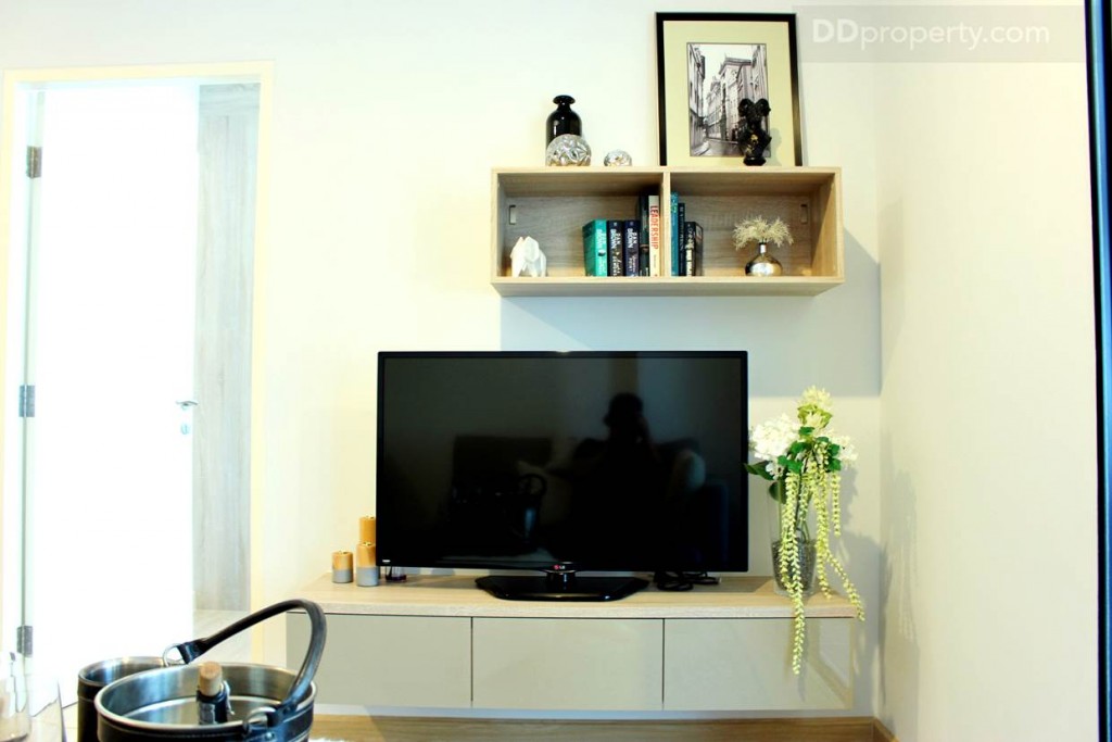 ชั้นวางทีวีก็ขยับเข้ามาด้านในเช่นกัน