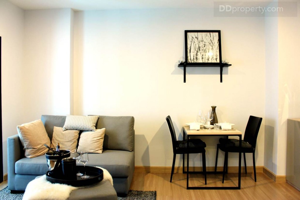 โดยกลับให้โต๊ะอาหารอยู่ด้านขาวมือของทางเข้า และห้องน้ำอยู่ทางซ้ายมือ