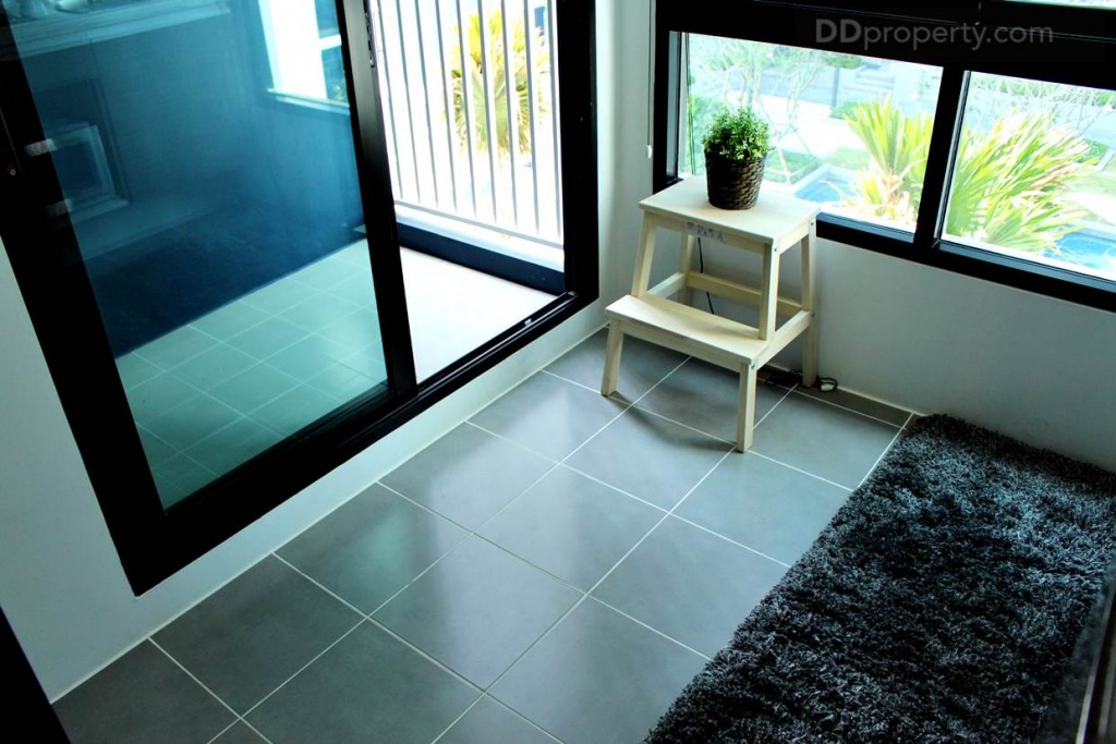 พื้นที่ห้องครัวมีขนาดใหญ่น่าจะยู่ที่ประมาณ 3x3 เมตร  เพราะมีหน้าต่างเปิดได้ทำให้อากาศถ่ายเทได้ดี