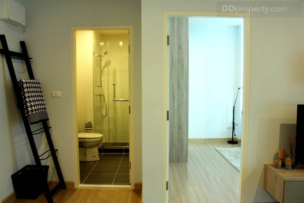 ทางเข้าห้องน้ำอยู่ด้านซ้ายมือของทางเข้า มีไฟ Down Light เหลืองนวลช่วยให้ความรู้สึกสบายตา