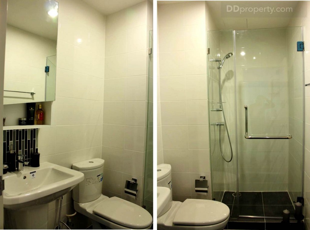 ภายในห้องน้ำใช้วัสดุและการตกแต่งเดียวกัน เปลี่ยนแค่การจัดวาง มีการแบ่งส่วนเปียก-แห้งอย่างชัดเจน