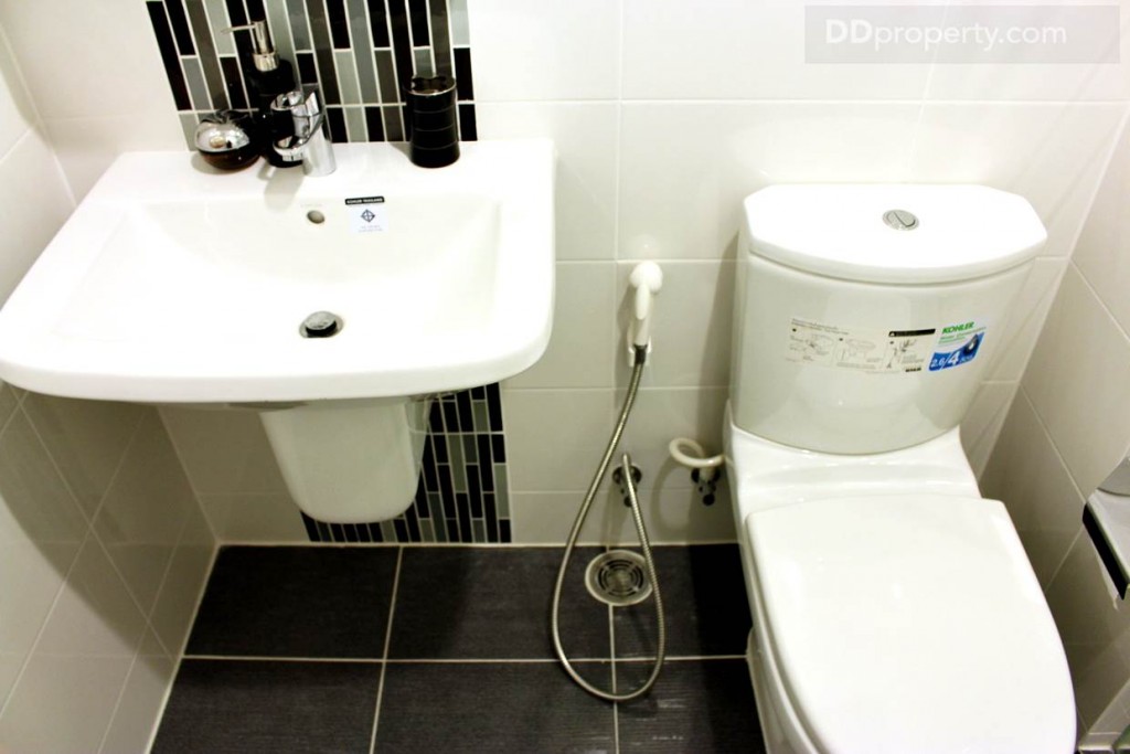 ชุดสุขภัณฑ์ของ Kohler หรือเทียบเท่า สีขาวแบบเรียบง่ายแต่ใช้งานดี