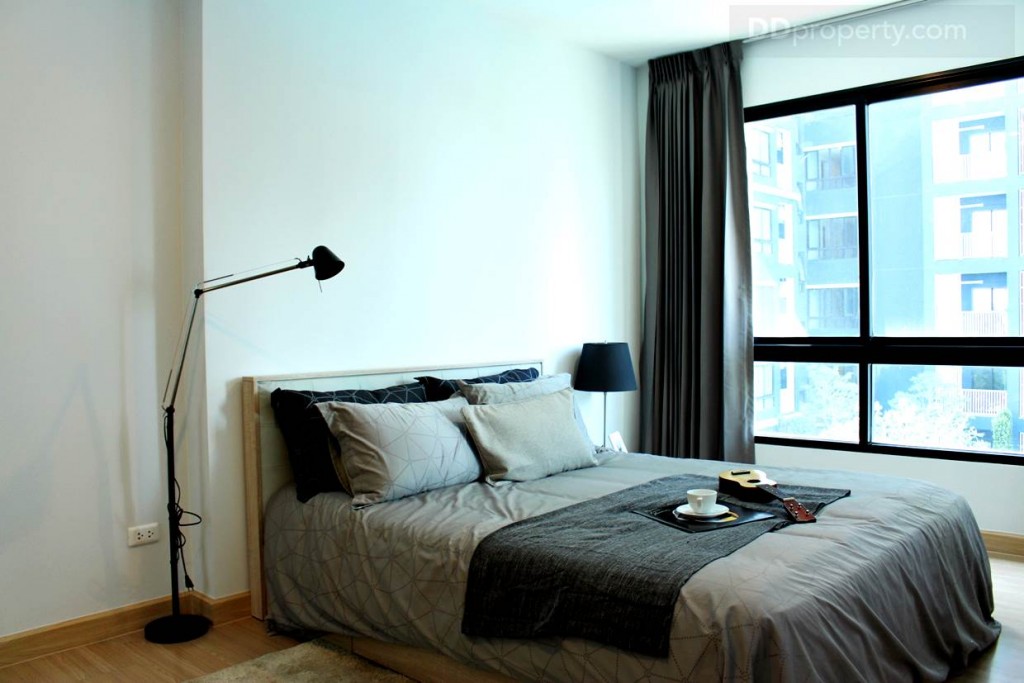 ด้วยการใช้กระจกบานใหญ่ทำให้แสงเข้าห้องได้อย่างเต็มที่ และทำให้ห้องดูสว่างมากขึ้น