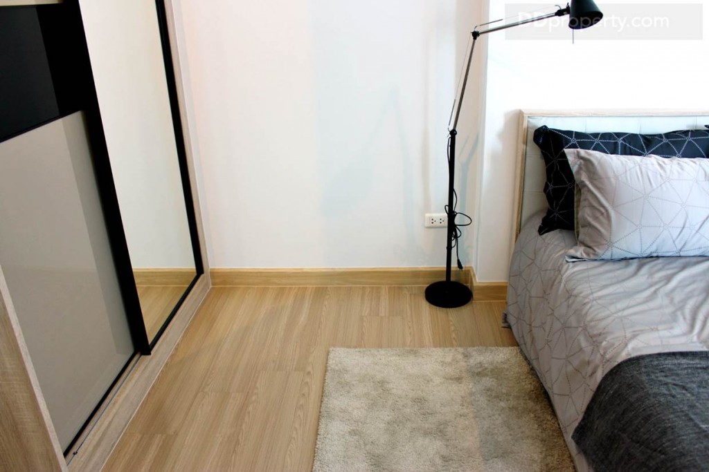 จากพื้นที่ว่างด้านข้างทำให้เห็นว่า สามารถวางเตียงขนาด 6 ฟุตได้สบายๆ