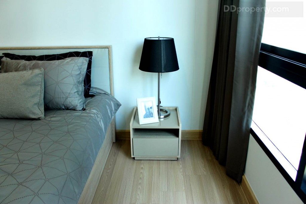 พื้นที่ด้านข้างนี้เราสามารถทำเป็นโต๊ะทำงาน หรือเอาโซฟาเบดมาวางได้ตามใจชอบแล้วแต่สไตล์