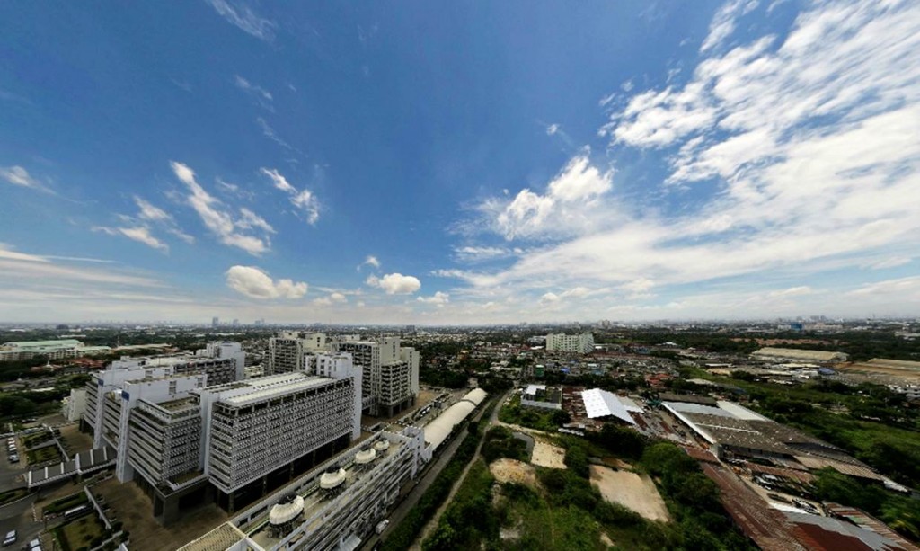 วิวทิศตะวันออกของโครงการ จะหันไปทางถนนด้านหน้าโครงการ จะมองเห็นกระทรวงพาณิชย์อยู่ทางซ้ายมือ