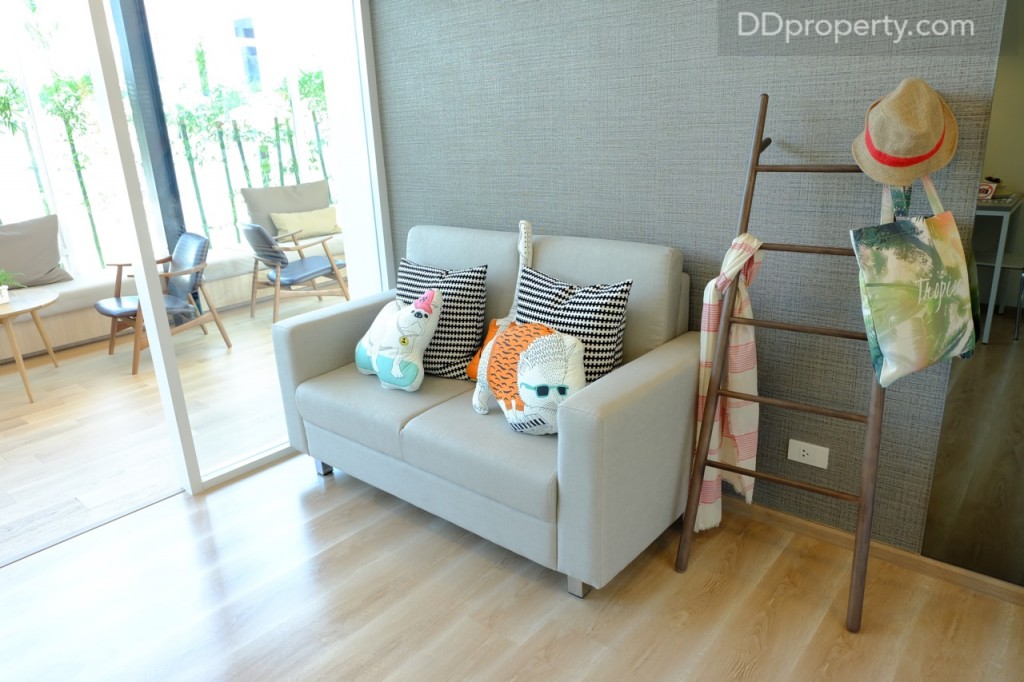 โซนห้องนั่งเล่น สามารถวางโซฟาขนาด 0.5 เมตรได้ หากใหญ่เกินไปจะเข้าไปกินพื้นที่ใช้สอยในโซนห้องนอนน้อยลง