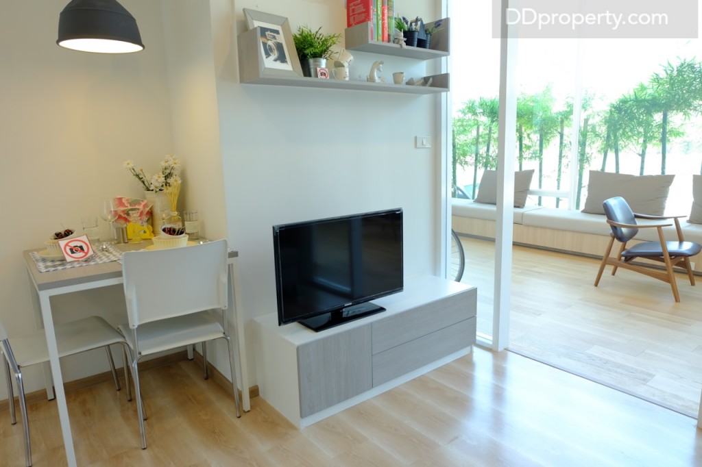 จุดวางทีวี ซึ่งทางโครงการให้งานบิลท์อินมาให้ ขนาดทีวีที่ควรวางคือ 32 นิ้วขึ้นไปเพื่อให้พอเหมาะกับระดับสายตา วัดตามระยะห่างจากโซฟา