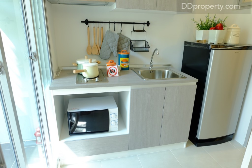 งานบิลท์อินตู้ครัวที่แถมให้รวมถึง sink และเตาไฟฟ้า